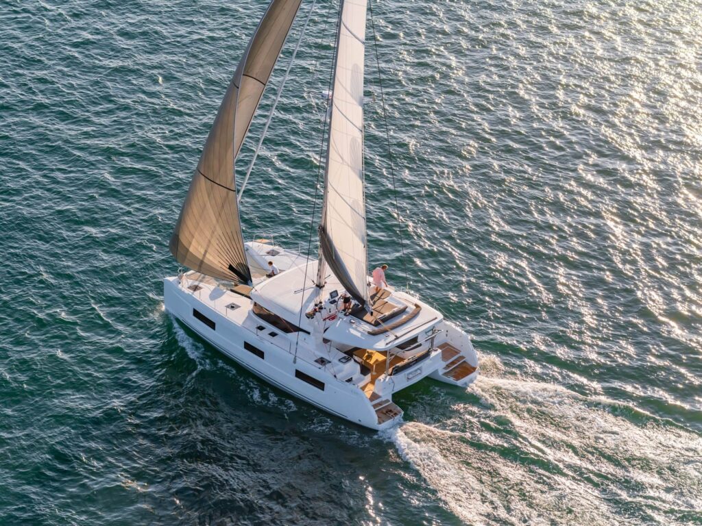 catamaran toutes voiles dehors en méditerranée