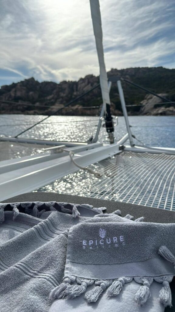 serviette de bain épicure sailing pour se sécher après une baignade dans la mer