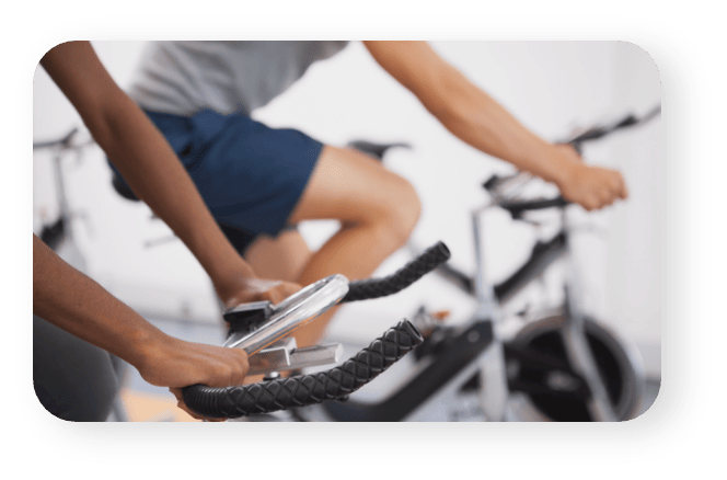 préparation physique avec des vélos en salle