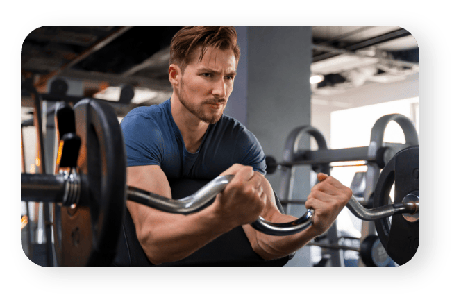 homme qui fait exercice de musculation dynamique en salle