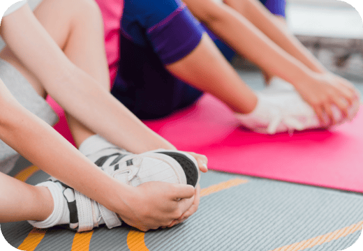 s"ance d'étirement collectif pour prévenir les blessures avant une séance de musculation